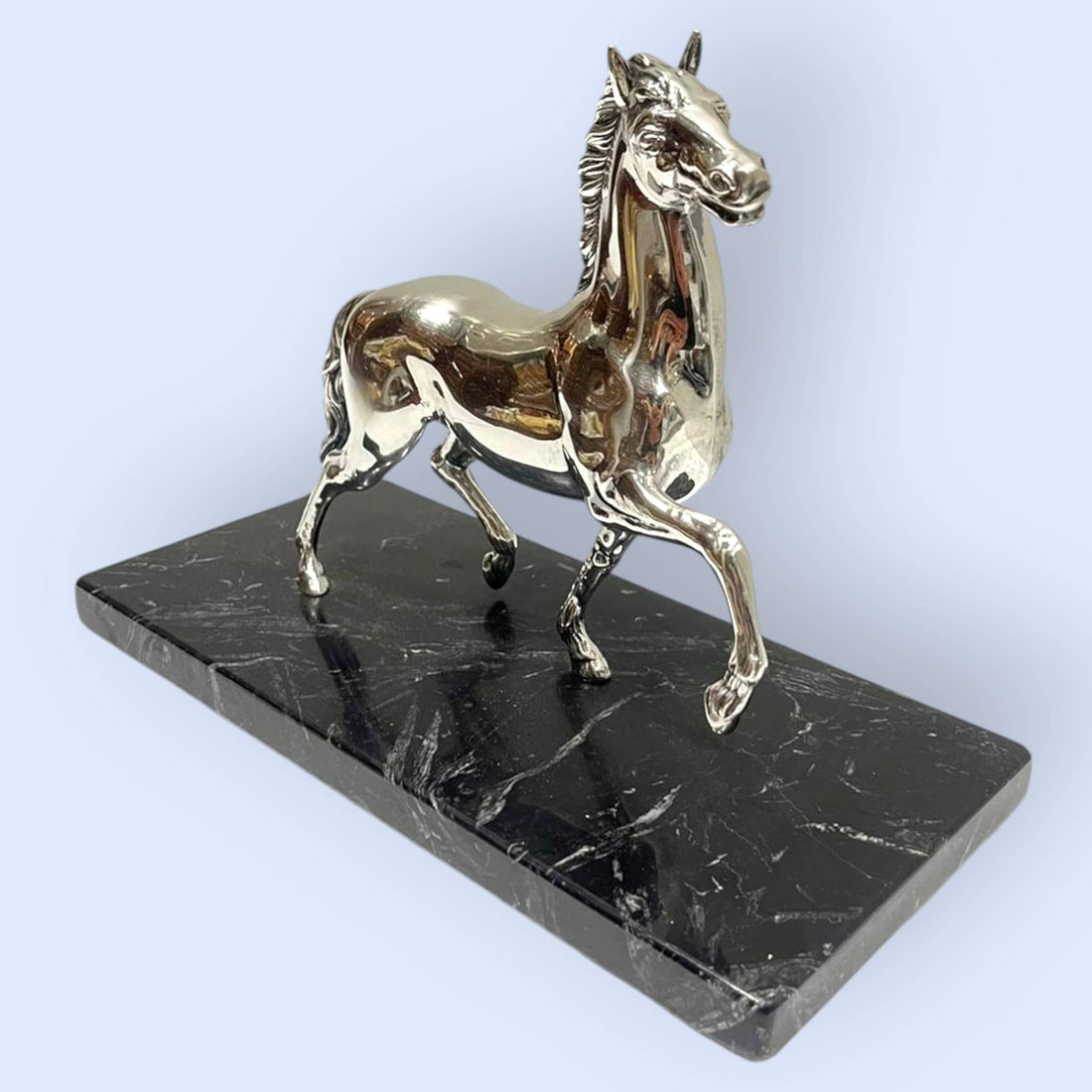 Figura de caballo en plata sobre mármol: elegancia y distinción. Escultura decorativa ideal para interiores sofisticados en Home & Garden > Decor.