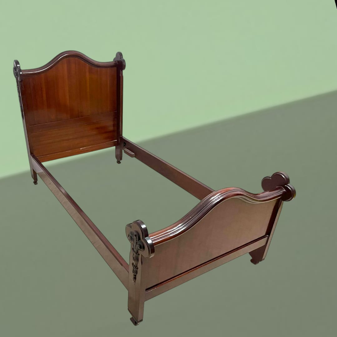 Cama de madera de caoba con diseño clásico y cabecero curvado, ideal para dormitorios elegantes. Resistente y de estilo artesanal.