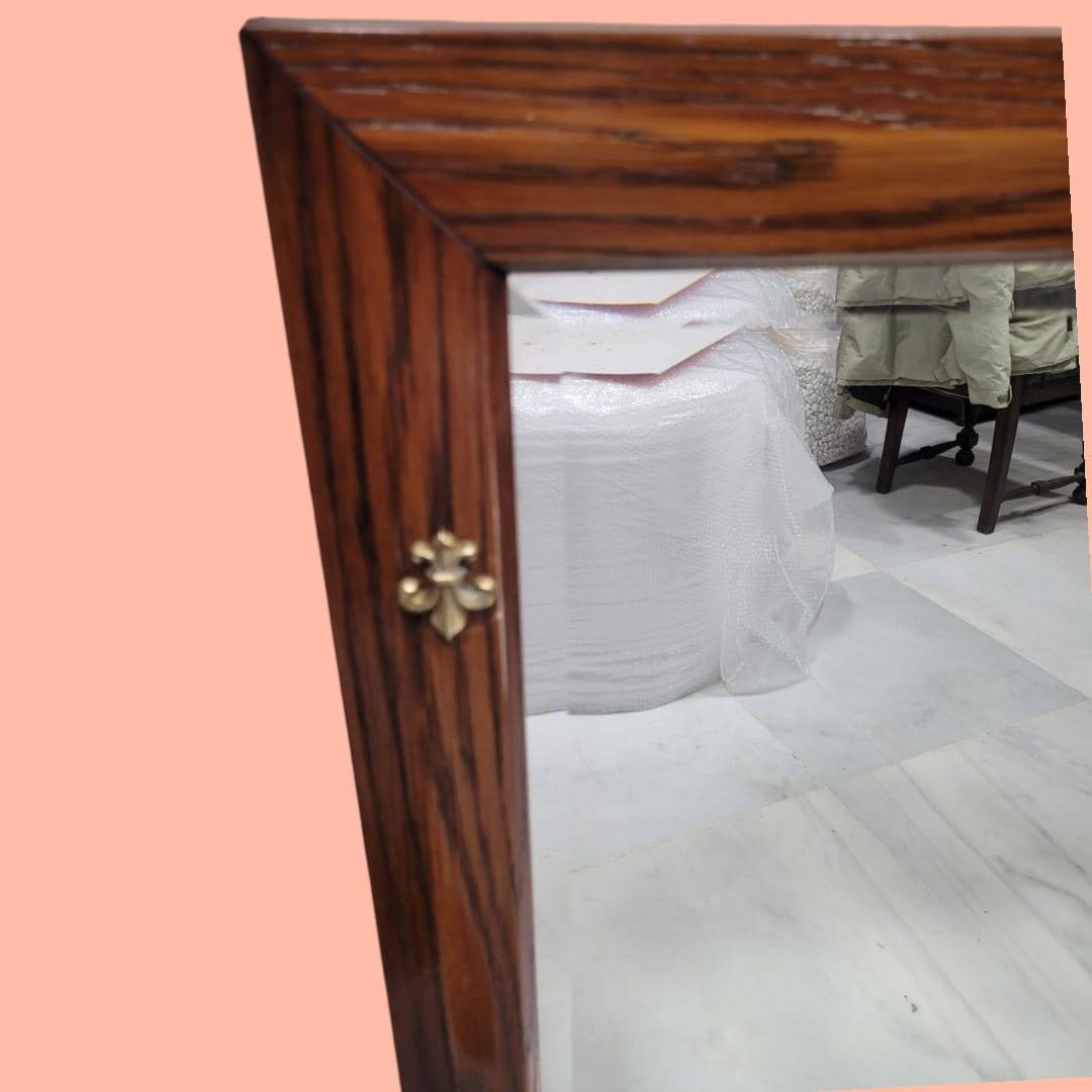 Espejo de madera con cristal biselado y marco clásico, ideal para decoración de interiores en estilo antiguo y elegante.