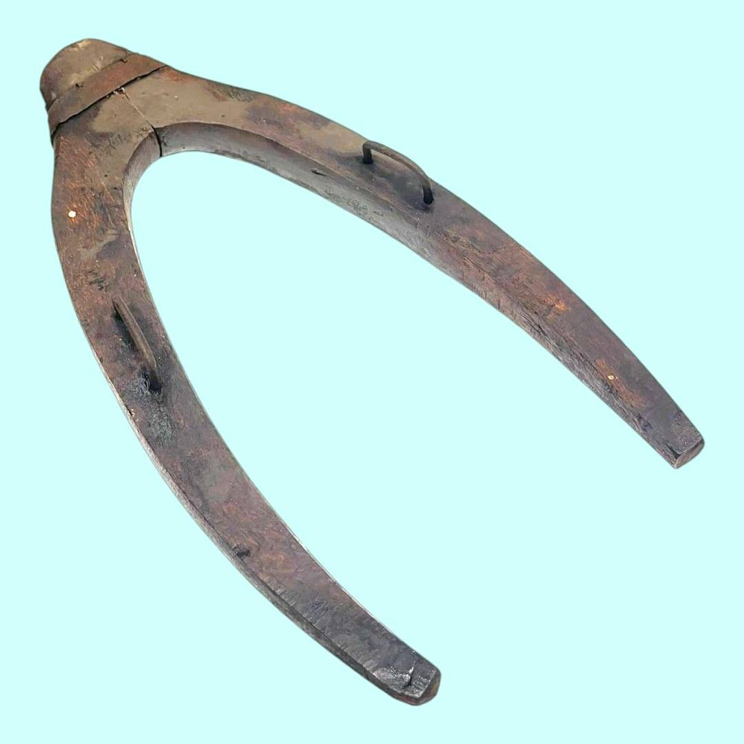 Horcate pequeño de madera con acabado envejecido, ideal para decoración rústica en espacios de estilo tradicional o colecciones de campo.