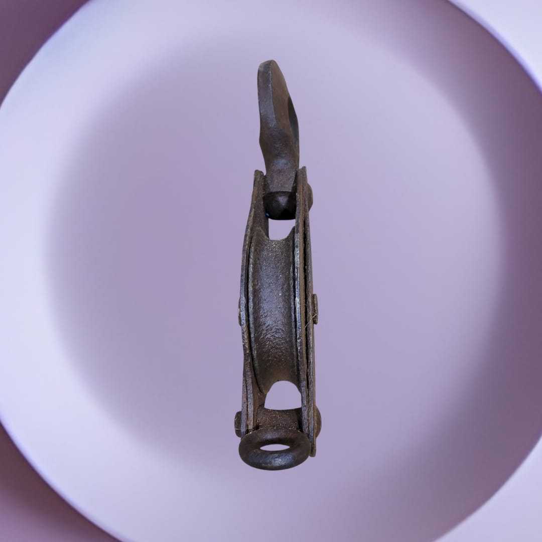 Polea Pasteca de Barco de Hierro con gancho curvo, pieza náutica vintage ideal para decoración rústica en hogar o jardín.