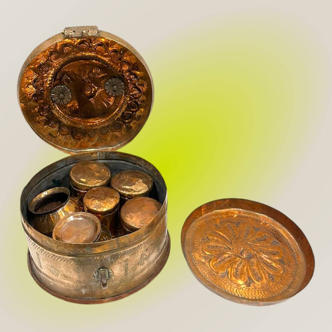Caja de especias orientales de cobre del siglo XIX abierta con compartimentos internos y detalles tallados, ideal para decoración vintage en el hogar.
