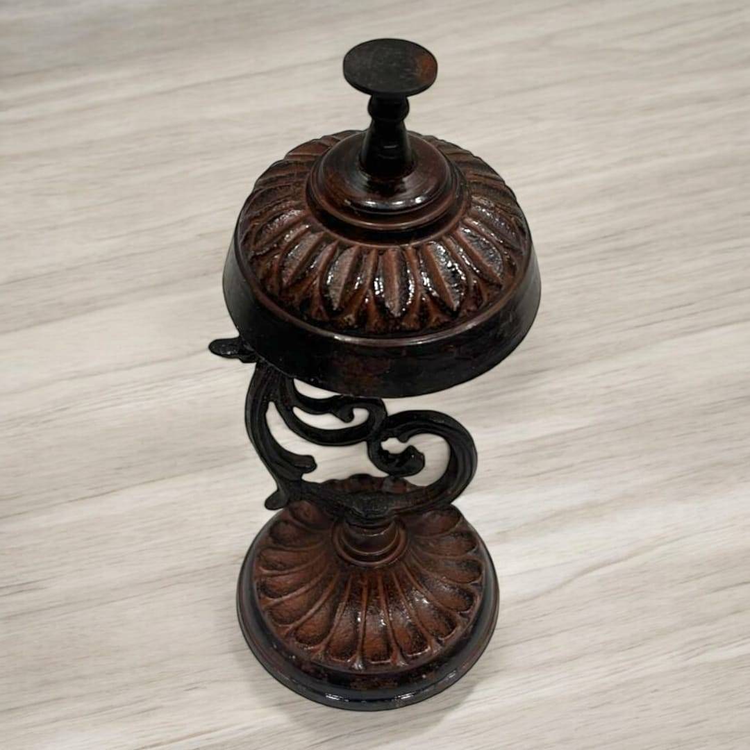 Timbre Vintage - Timbre Metal Decorativo con diseño ornamental en hierro fundido, ideal para recepción o decoración del hogar con estilo clásico.