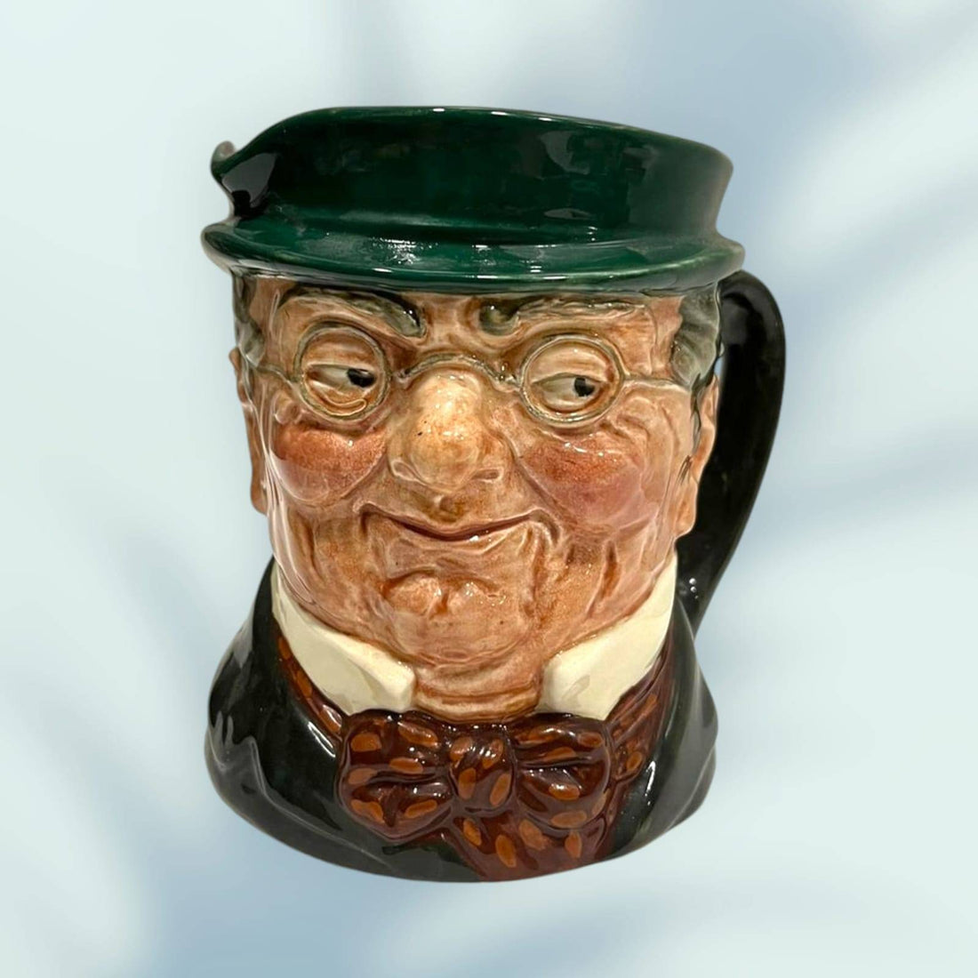Jarra 'Toby Jug' Mr. Pickwick de Royal Doulton con diseño tridimensional del personaje clásico, ideal para decoración vintage en el hogar.