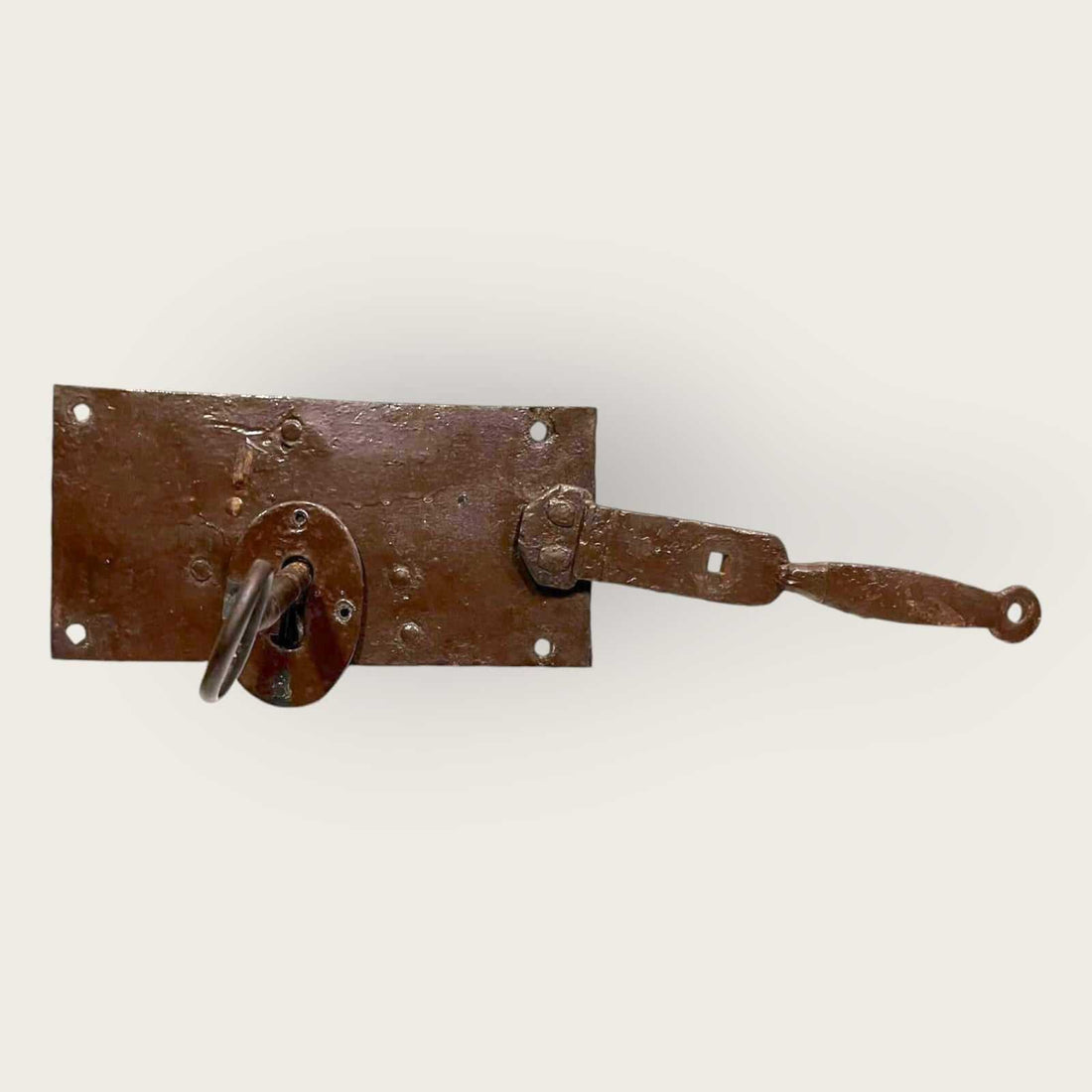 Cerradura de hierro con llave – Seguridad rústica y estilo, ideal para decoración de puertas antiguas en hogar o jardín.