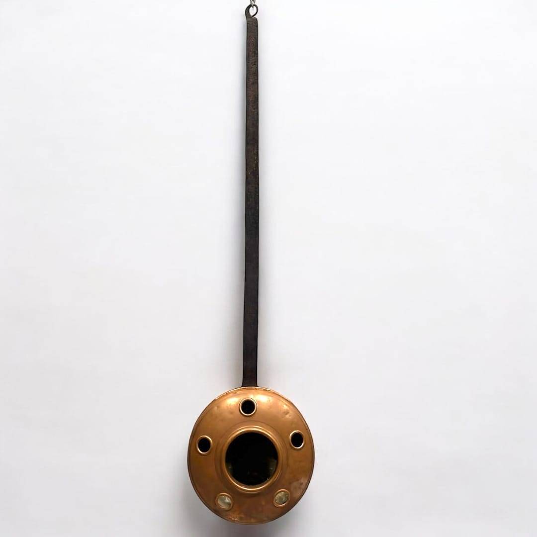 Calienta camas antiguas de cobre con mango largo de hierro, ideal para decoración vintage en hogar con estilo rústico y cálido.