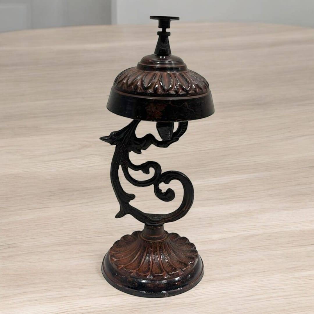 Timbre Vintage - Timbre Metal Decorativo con diseño ornamental en hierro fundido, ideal para recepción o decoración del hogar con estilo clásico.