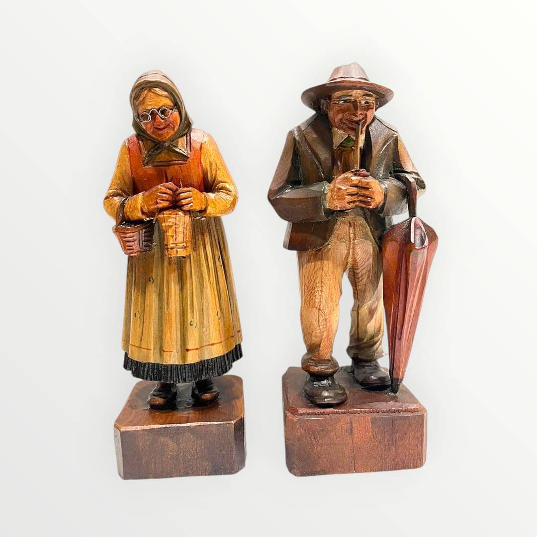 Figuras de madera rústicas de pareja mayor con detalle único, talladas a mano con vestimenta tradicional europea. Decoración artesanal para el hogar.