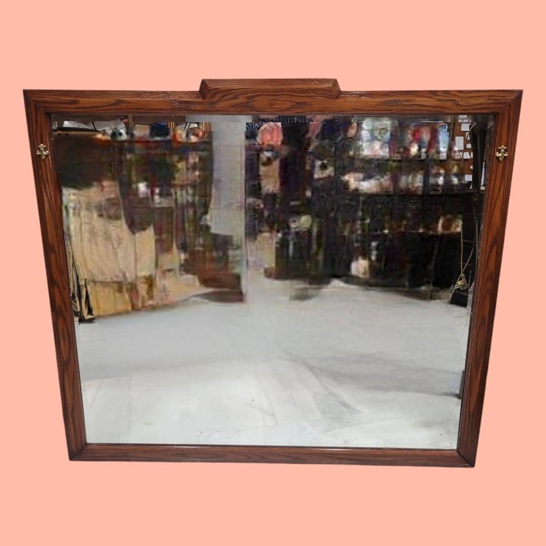 Espejo de madera con cristal biselado y marco clásico, ideal para decoración de interiores en estilo antiguo y elegante.