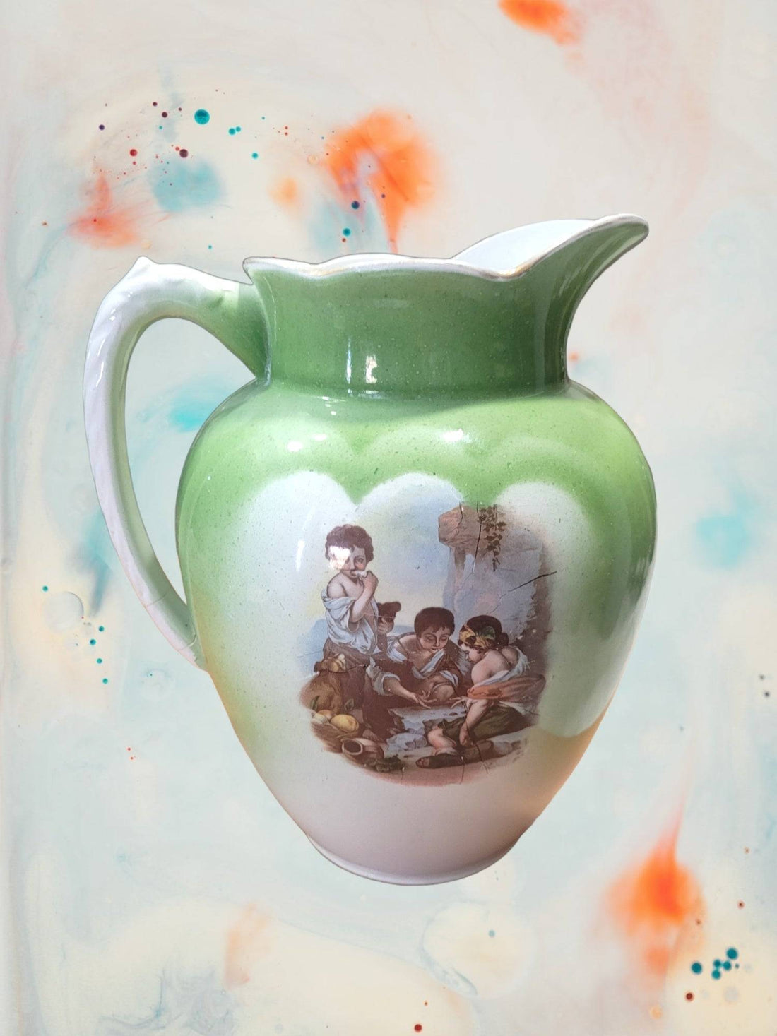 Jarra de aguamanil porcelana Cartuja de Sevilla vintage con escena clásica de mujeres danzando, ideal para decoración de estilo antiguo.