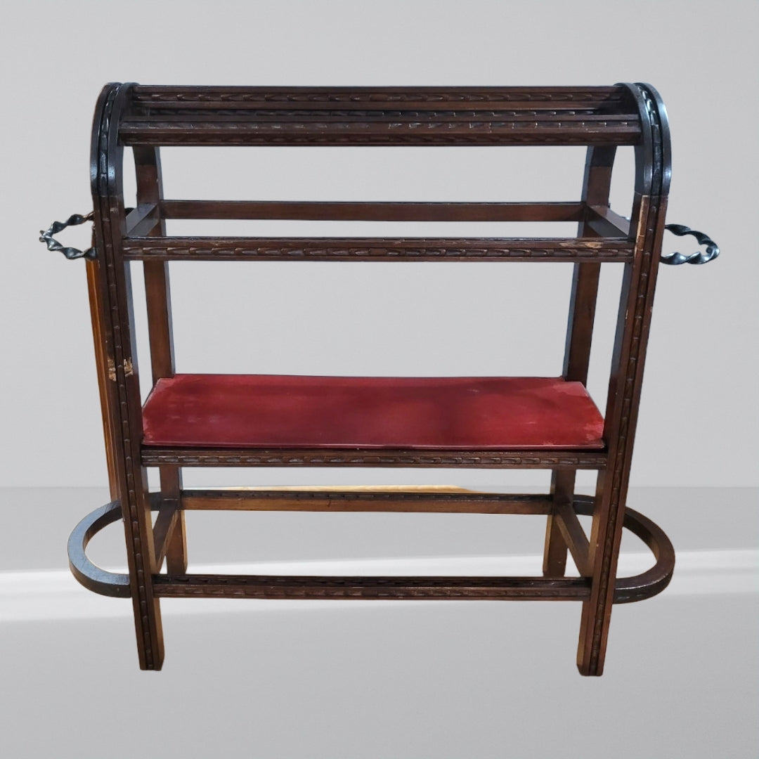 Perchero burro de madera estilo castellano con detalles tallados y asiento tapizado en rojo, ideal para decoración rústica.