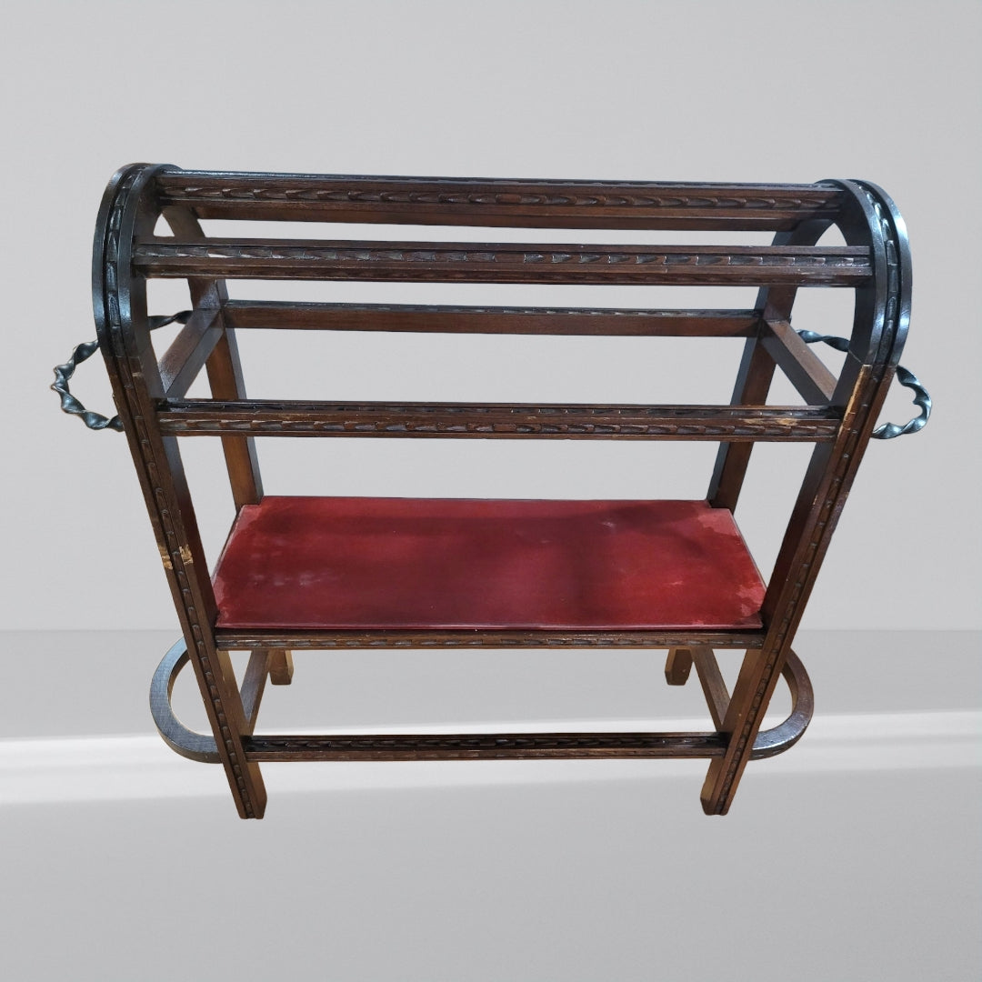 Perchero burro de madera estilo castellano con detalles tallados y asiento tapizado en rojo, ideal para decoración rústica.