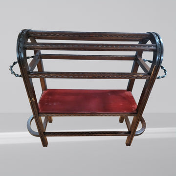 Perchero burro de madera estilo castellano con detalles tallados y asiento tapizado en rojo, ideal para decoración rústica.