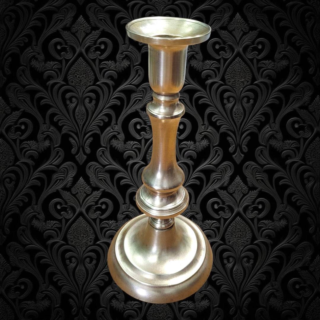 Candelero de bronce antiguo del siglo XX con acabado pulido, ideal para decoración de mesas y altares en estilo clásico vintage.