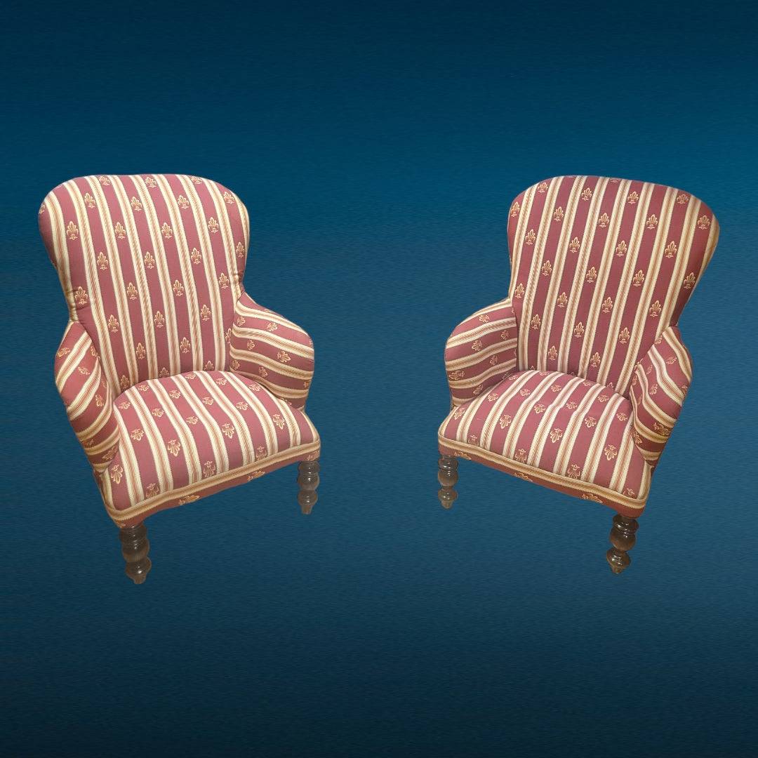 Pareja de butacas de caoba de época con tapizado a rayas burdeos y doradas, ideales para decoración de salón con elegancia y estilo únicos.