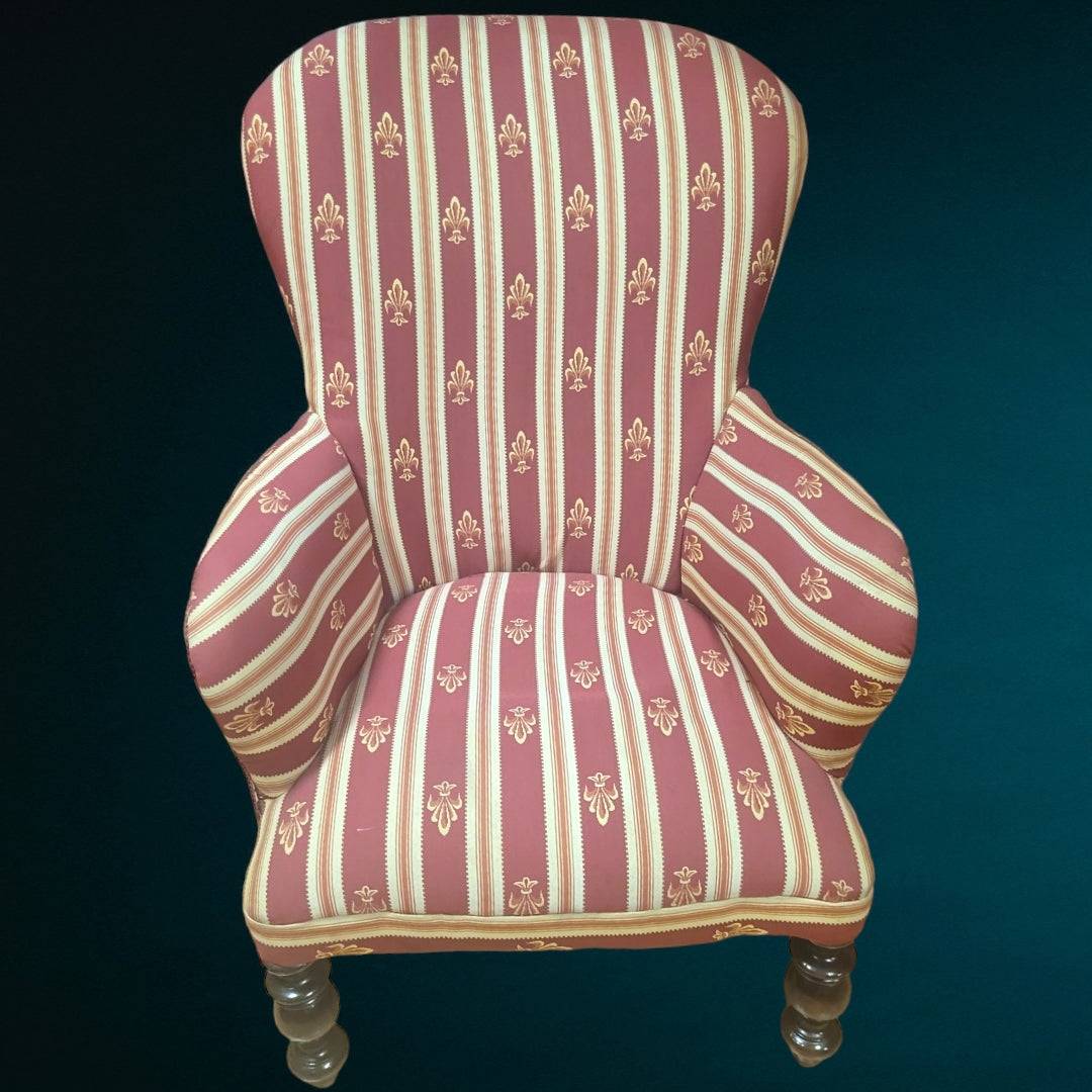 Pareja de butacas de caoba de época con tapizado a rayas burdeos y doradas, ideales para decoración de salón con elegancia y estilo únicos.