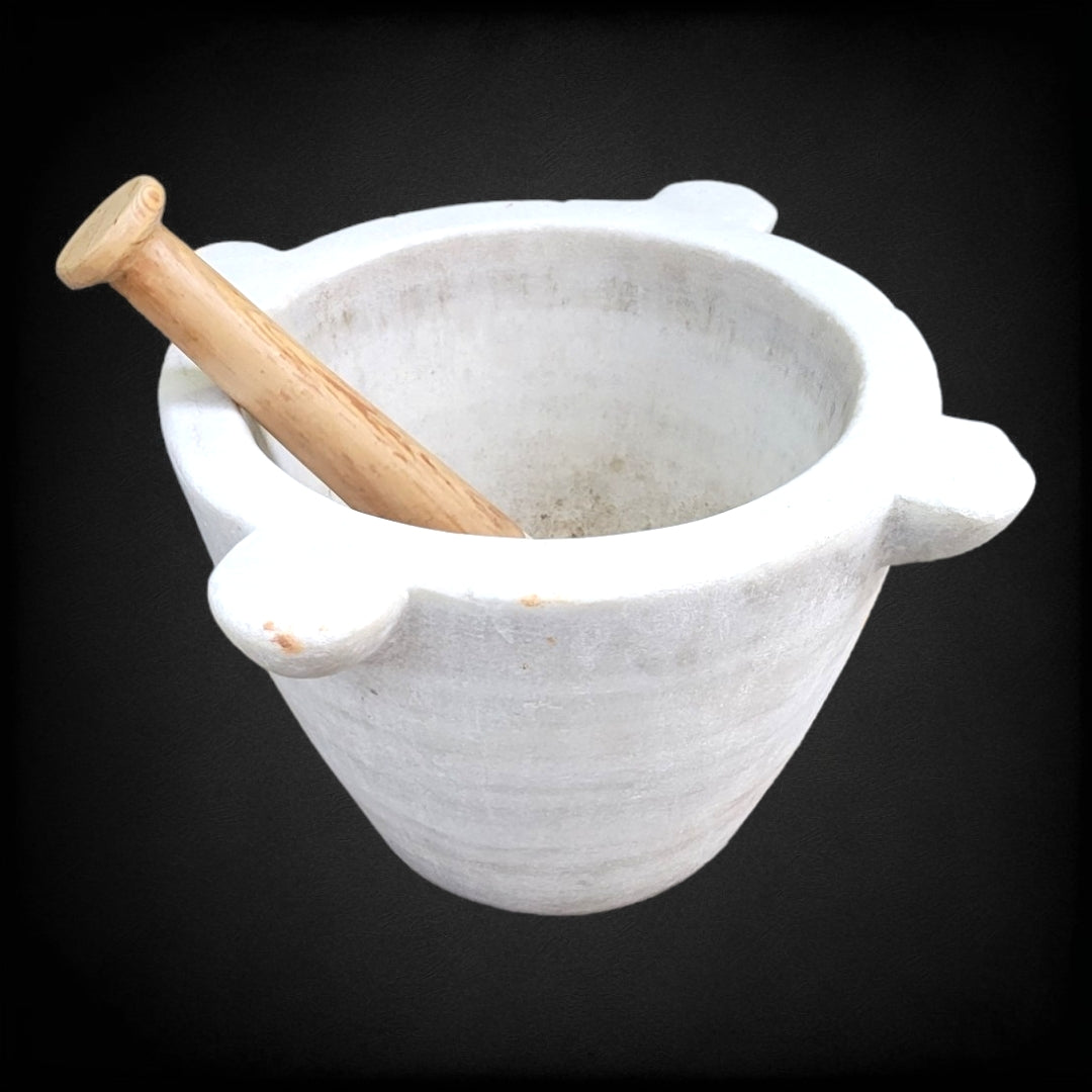 Gran mortero de farmacia en mármol con maja de madera, ideal para decoración. Diseño clásico y resistente, perfecto para farmacias y hogares.
