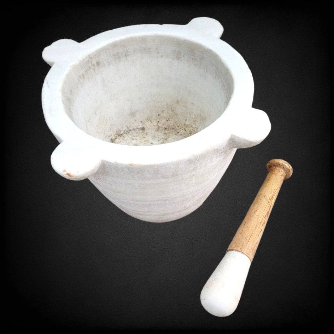 Gran mortero de farmacia en mármol con maja de madera, ideal para decoración. Diseño clásico y resistente, perfecto para farmacias y hogares.
