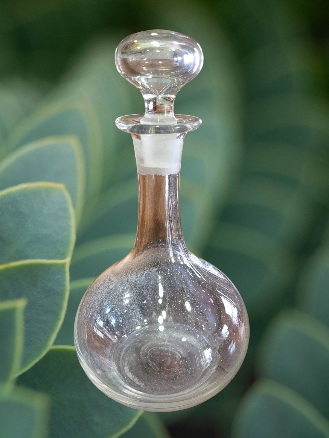 Tarro de farmacia de cristal soplado con tapón esférico, diseño vintage del 1900 ideal para decoración de interiores estilo retro o boticario.
