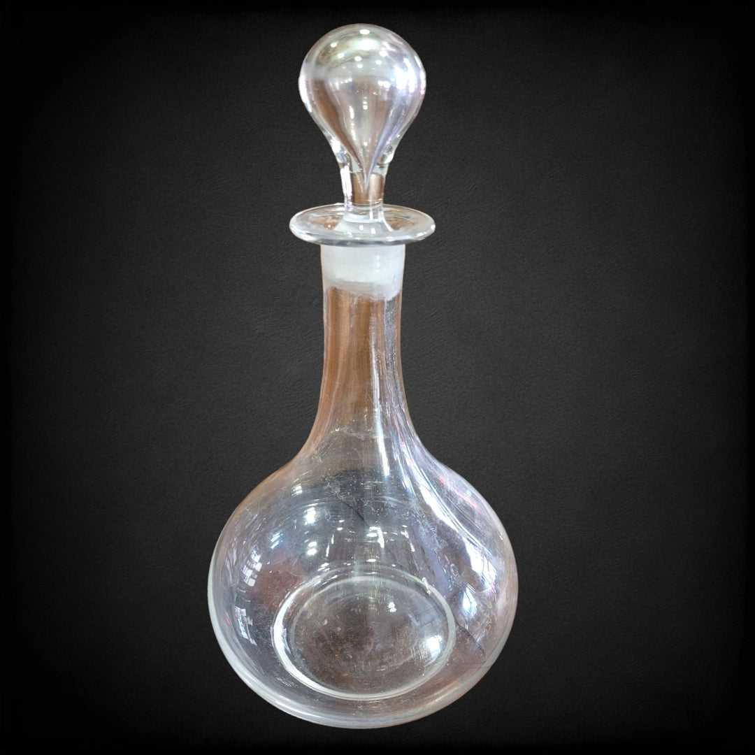 Tarro de farmacia de cristal soplado antiguo de los años 1900 con tapón separado, ideal para decoración vintage en el hogar o jardín.