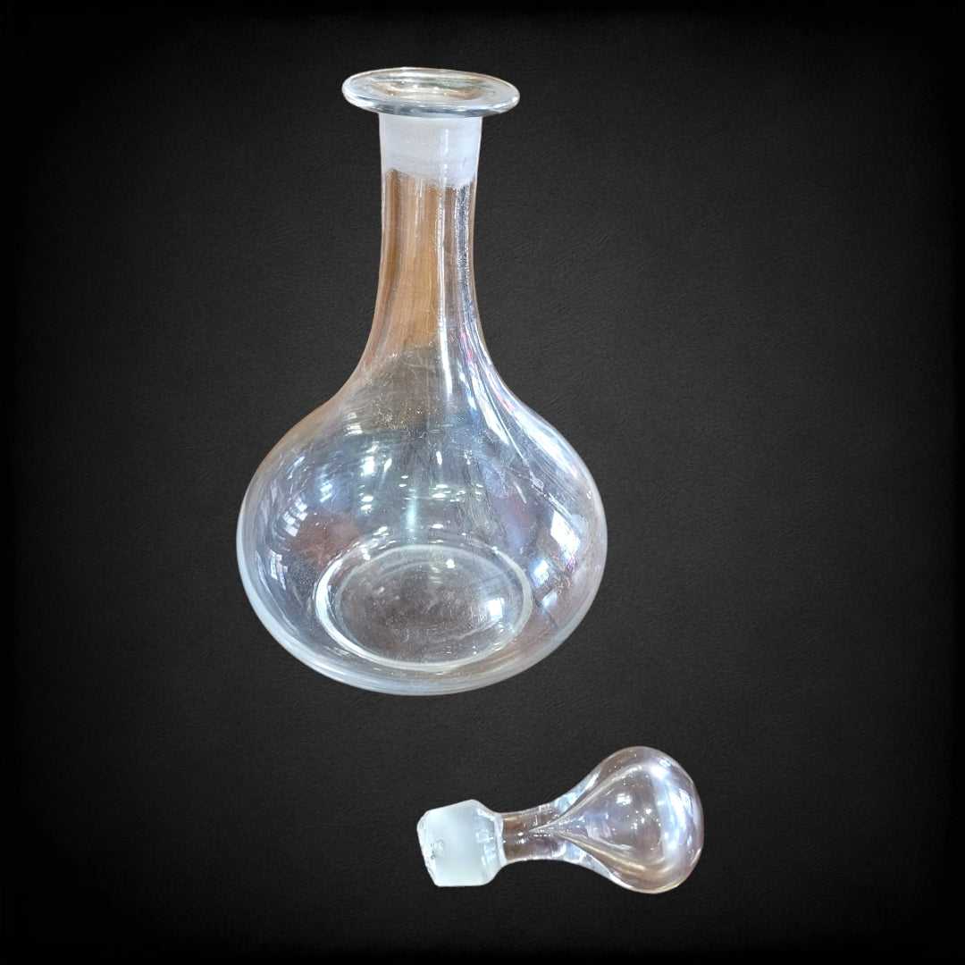 Tarro de farmacia de cristal soplado antiguo de los años 1900 con tapón separado, ideal para decoración vintage en el hogar o jardín.