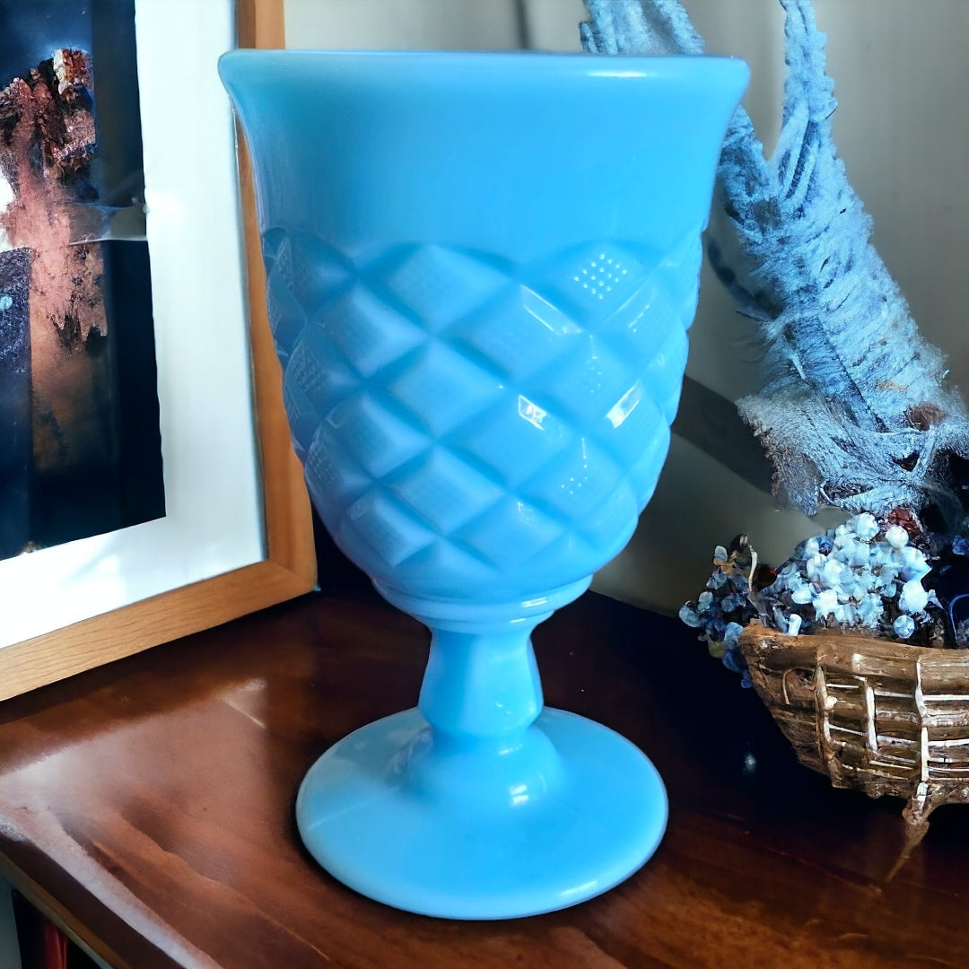 Copa opalina de cristal azul con diseño de rombos, ideal para decoración elegante en el hogar. Perfecta para realzar la mesa con estilo sofisticado.