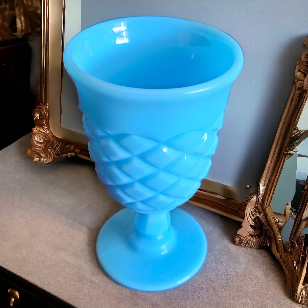 Copa opalina de cristal azul con diseño de rombos, ideal para decoración elegante en el hogar. Perfecta para realzar la mesa con estilo sofisticado.