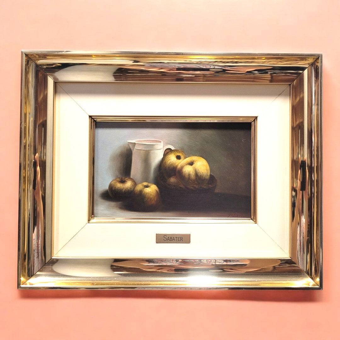 Óleo sobre tabla Sabater - Arte Membrillos Jarra con marco metálico dorado. Bodegón clásico ideal para decoración de interiores elegantes.