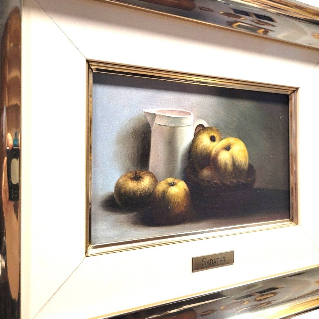 Óleo sobre tabla Sabater - Arte Membrillos Jarra con marco metálico dorado. Bodegón clásico ideal para decoración de interiores elegantes.