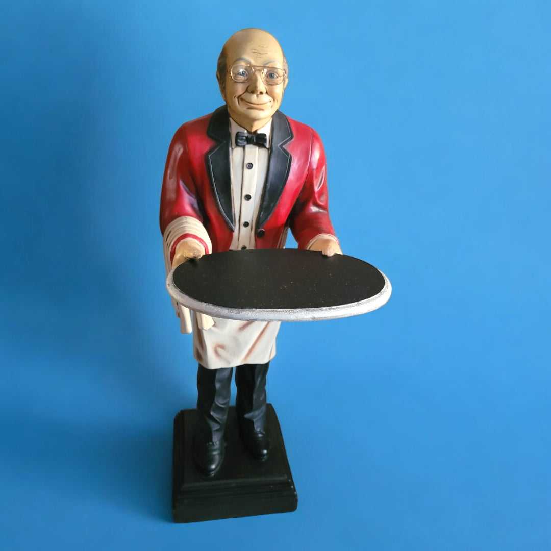 Maniquí camarero vintage con bandeja, ideal para decoración retro en hogar o negocio. Estilo elegante y clásico en rojo y negro.