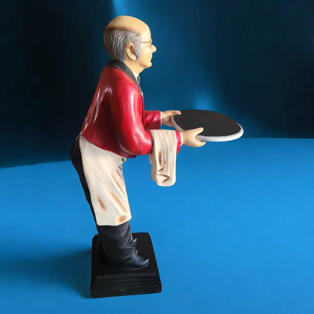 Maniquí camarero vintage con bandeja, ideal para decoración retro en hogar o negocio. Estilo elegante y clásico en rojo y negro.