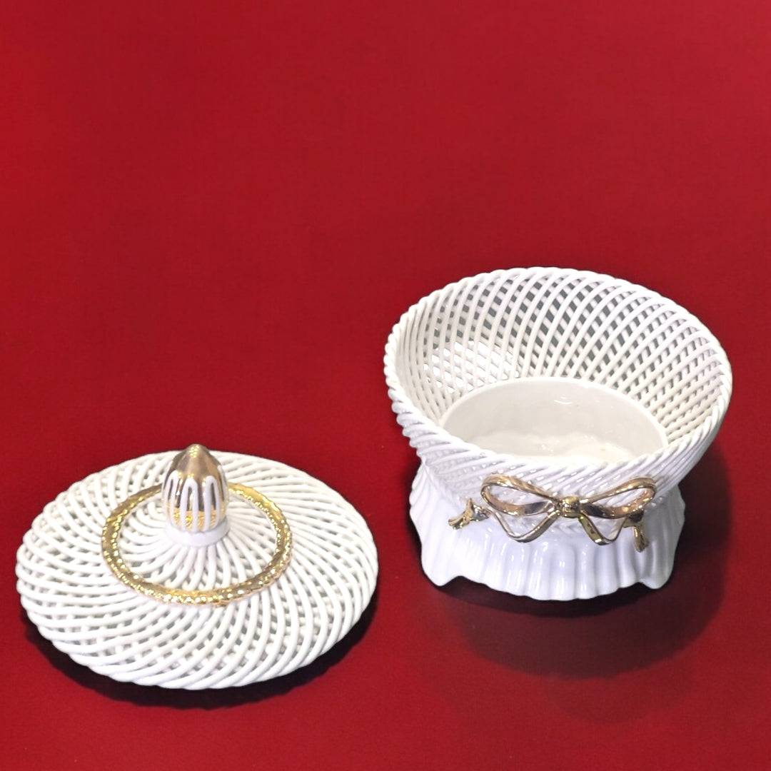 Joyero de porcelana trenzada hecho a mano en Manises, Valencia, con tapa decorativa y lazo dorado, ideal para decoración de hogar elegante.