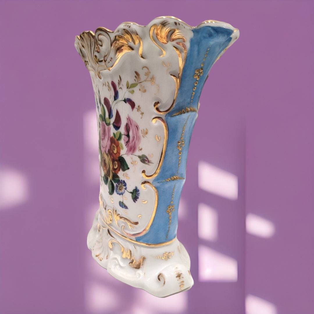 Perfil del jarrón antiguo Old Paris con diseño curvo, detalles en azul y dorado, ideal para decoración de interiores clásicos.