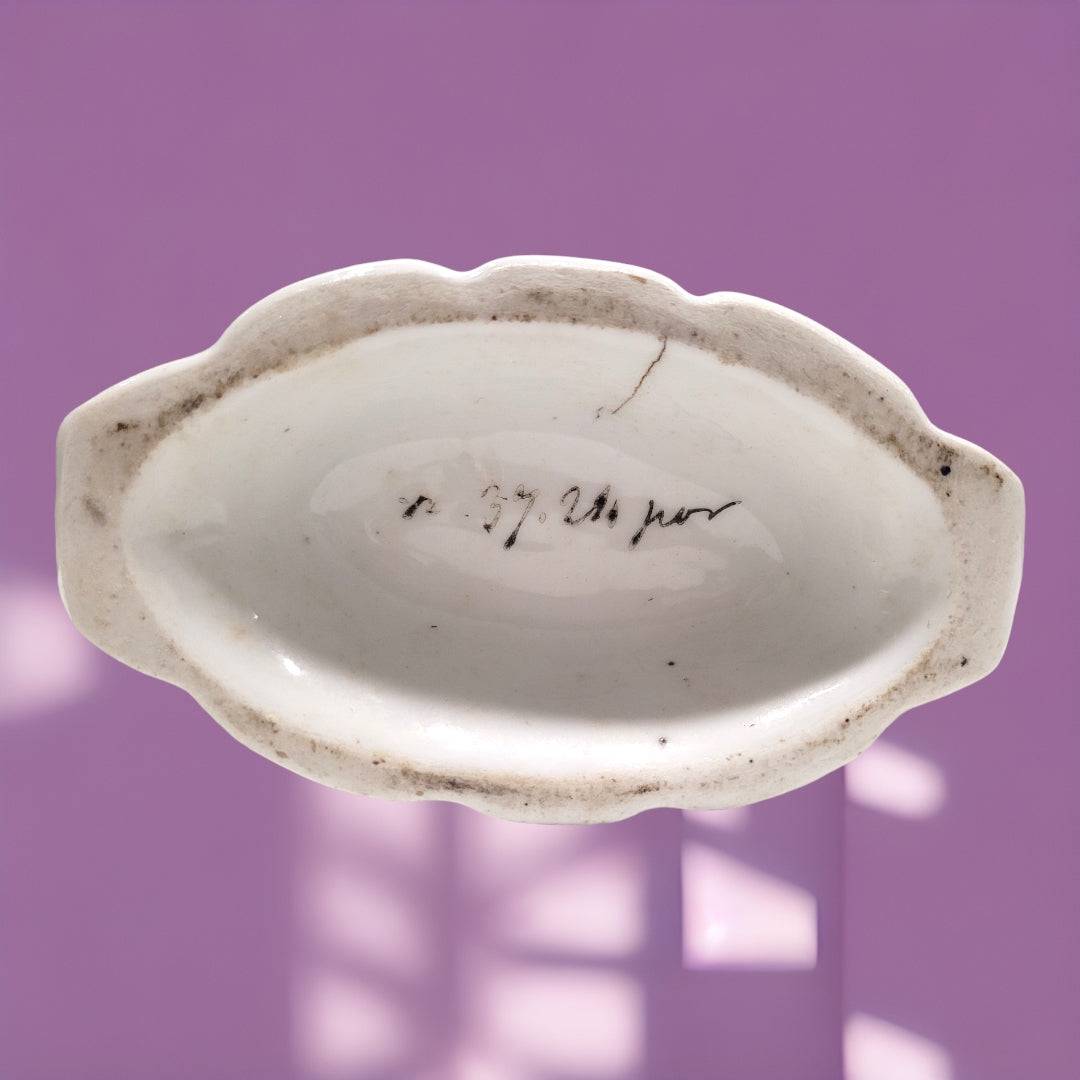 Base del jarrón antiguo Old Paris con inscripción manuscrita, evidencia de autenticidad para coleccionistas de decoración vintage.