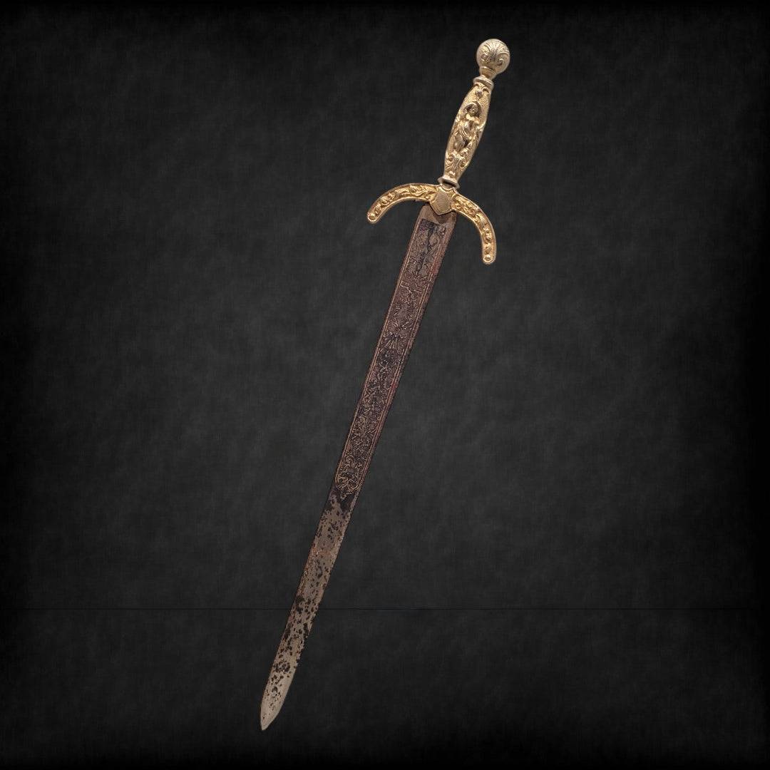 Espada decorativa de metal con relieves dorados y hoja envejecida, ideal para decoración clásica en interiores elegantes. Diseño ornamental con estilo antiguo.