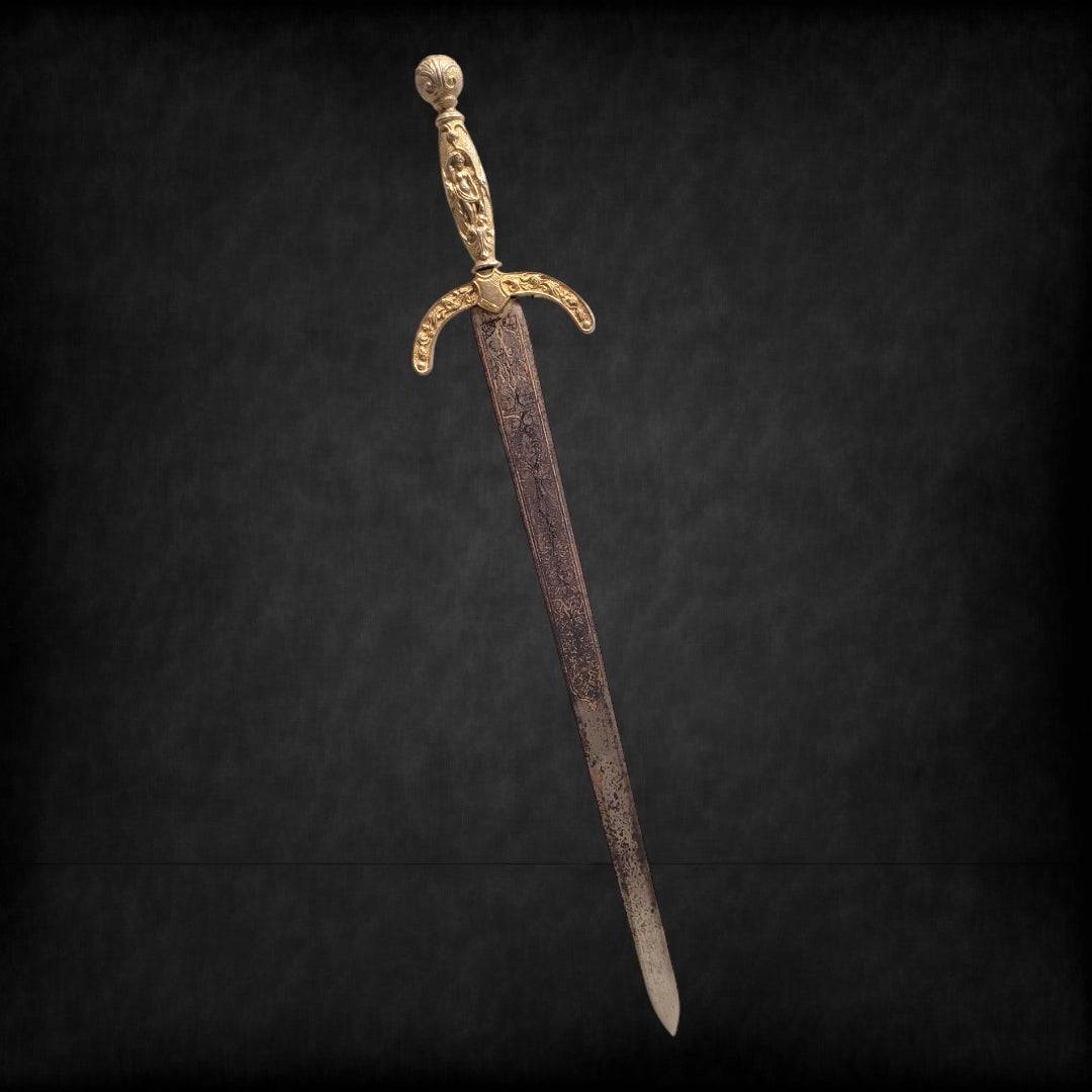 Espada decorativa de metal con relieves dorados y hoja envejecida, ideal para decoración clásica en interiores elegantes. Diseño ornamental con estilo antiguo.