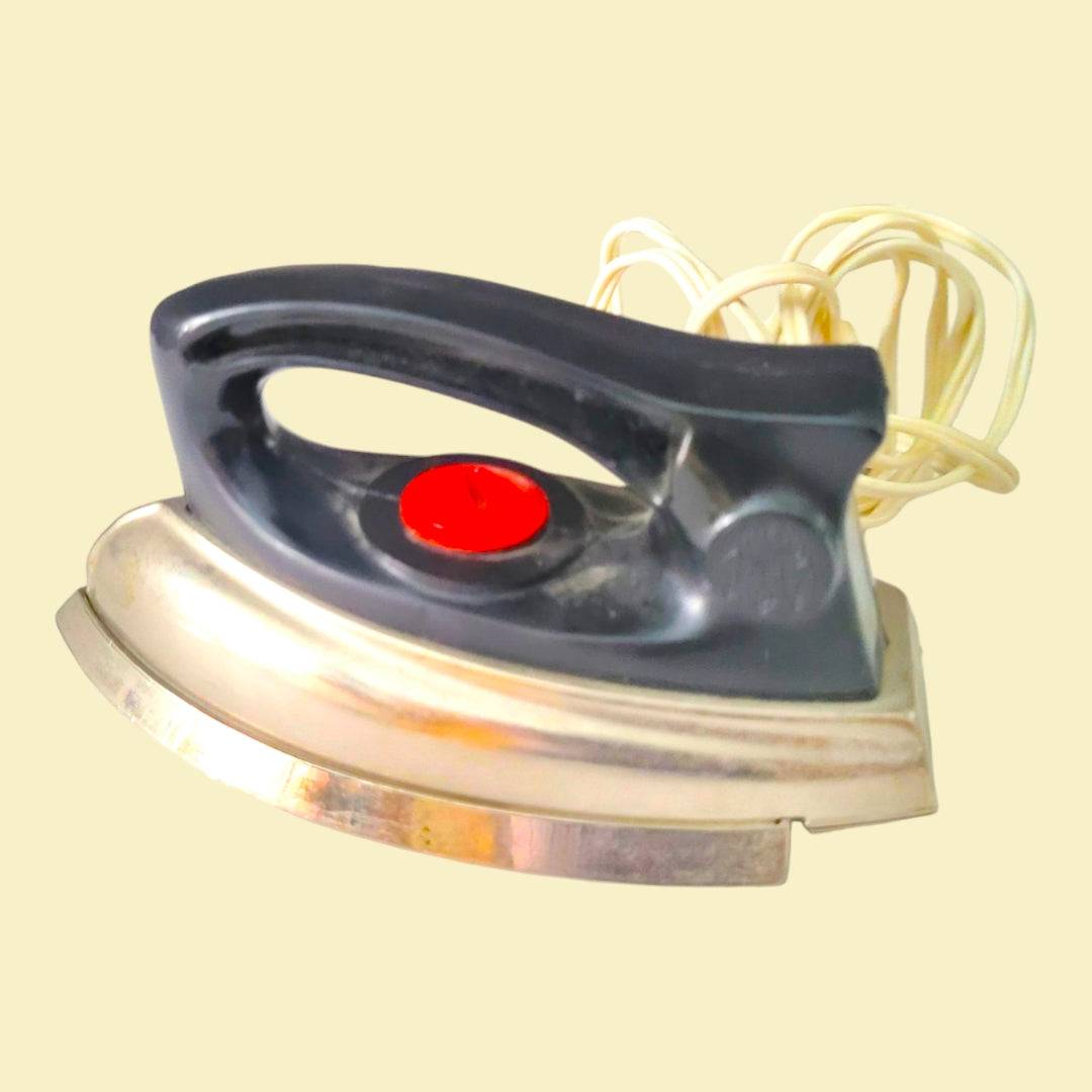 Plancha Eléctrica de Viaje Joal - Vintage y Compacta con mango negro y botón rojo, ideal para decoración retro en el hogar. Cable blanco enrollado incluido.