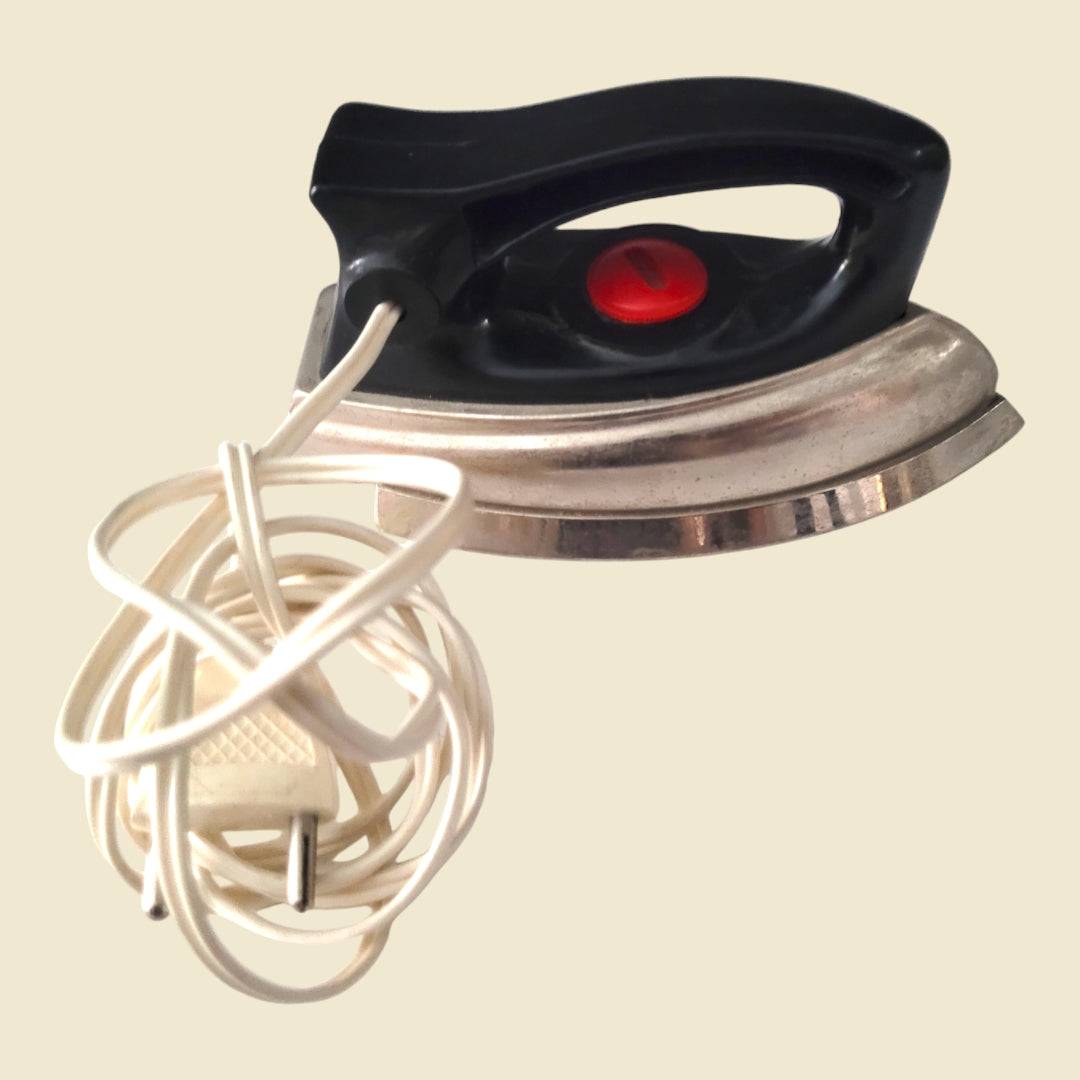 Plancha Eléctrica de Viaje Joal - Vintage y Compacta con mango negro y botón rojo, ideal para decoración retro en el hogar. Cable blanco enrollado incluido.