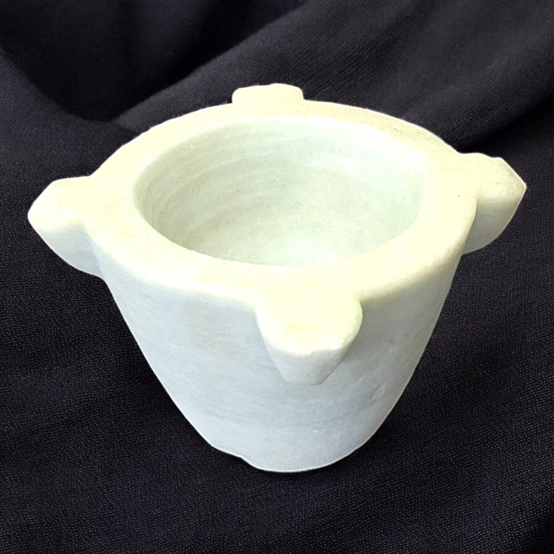 Mortero de mármol antiguo y compacto con diseño decorativo, ideal para cocina rústica o vintage. Perfecto para mezclar ingredientes con estilo.
