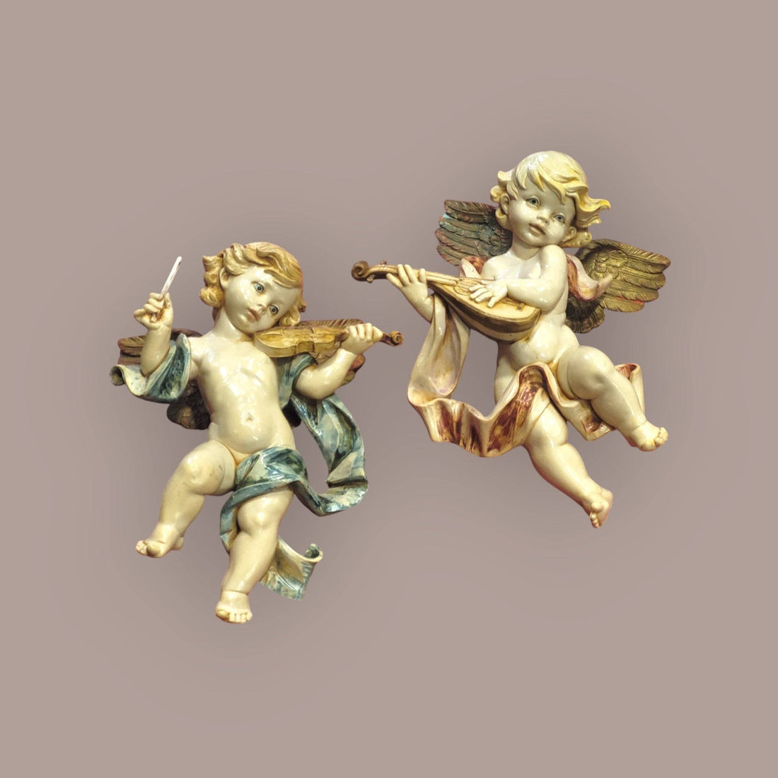 Pareja de ángeles musicales Fontanini, pintados a mano, en resina con detalles dorados, ideales para decoración clásica del hogar.