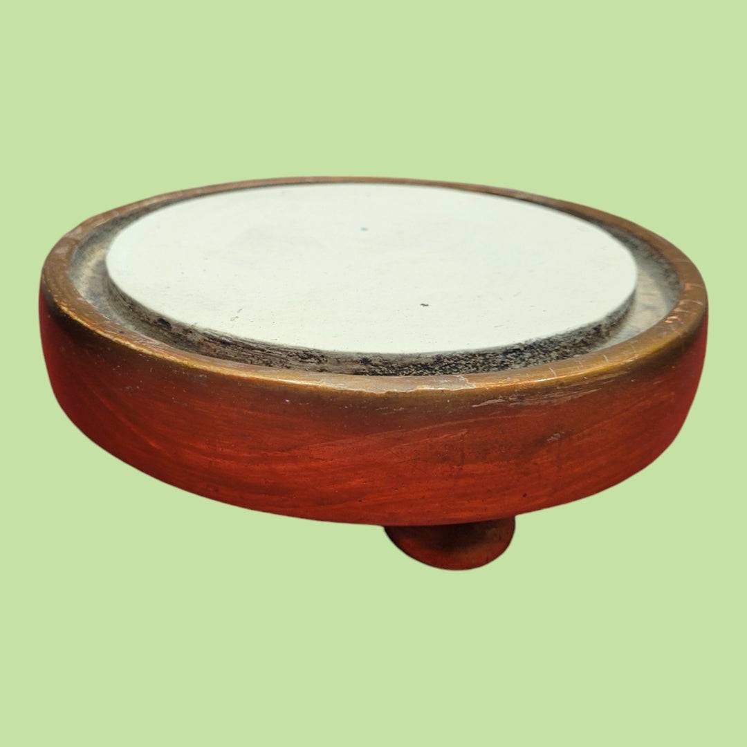 Peana de madera para colección de 14,5 cm de diámetro con acabado rústico, ideal para exhibir objetos decorativos o cúpulas de cristal.