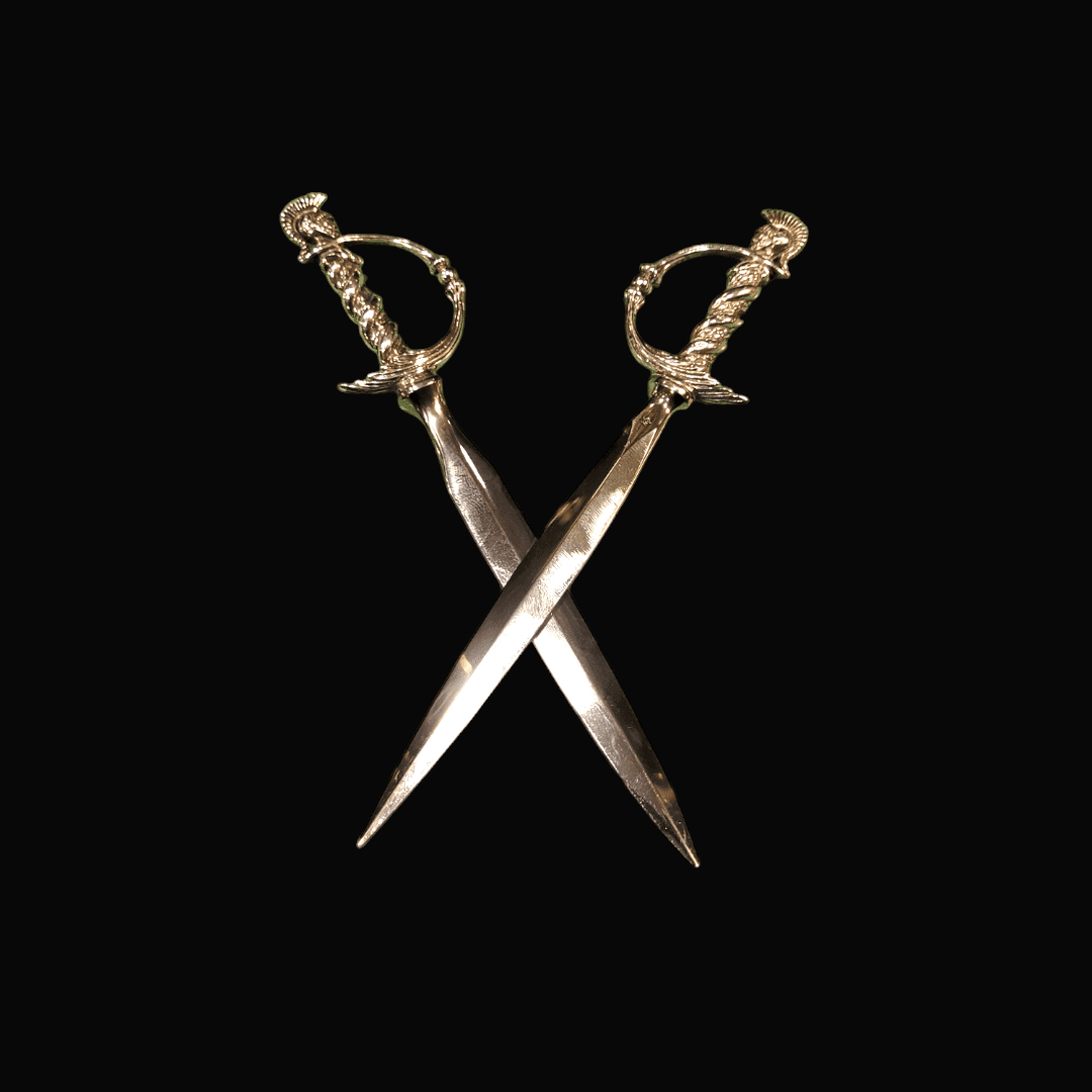 Pareja de abrecartas en forma de espadas de metal plateado cruzadas sobre fondo negro. Diseño elegante y funcional para escritorio.