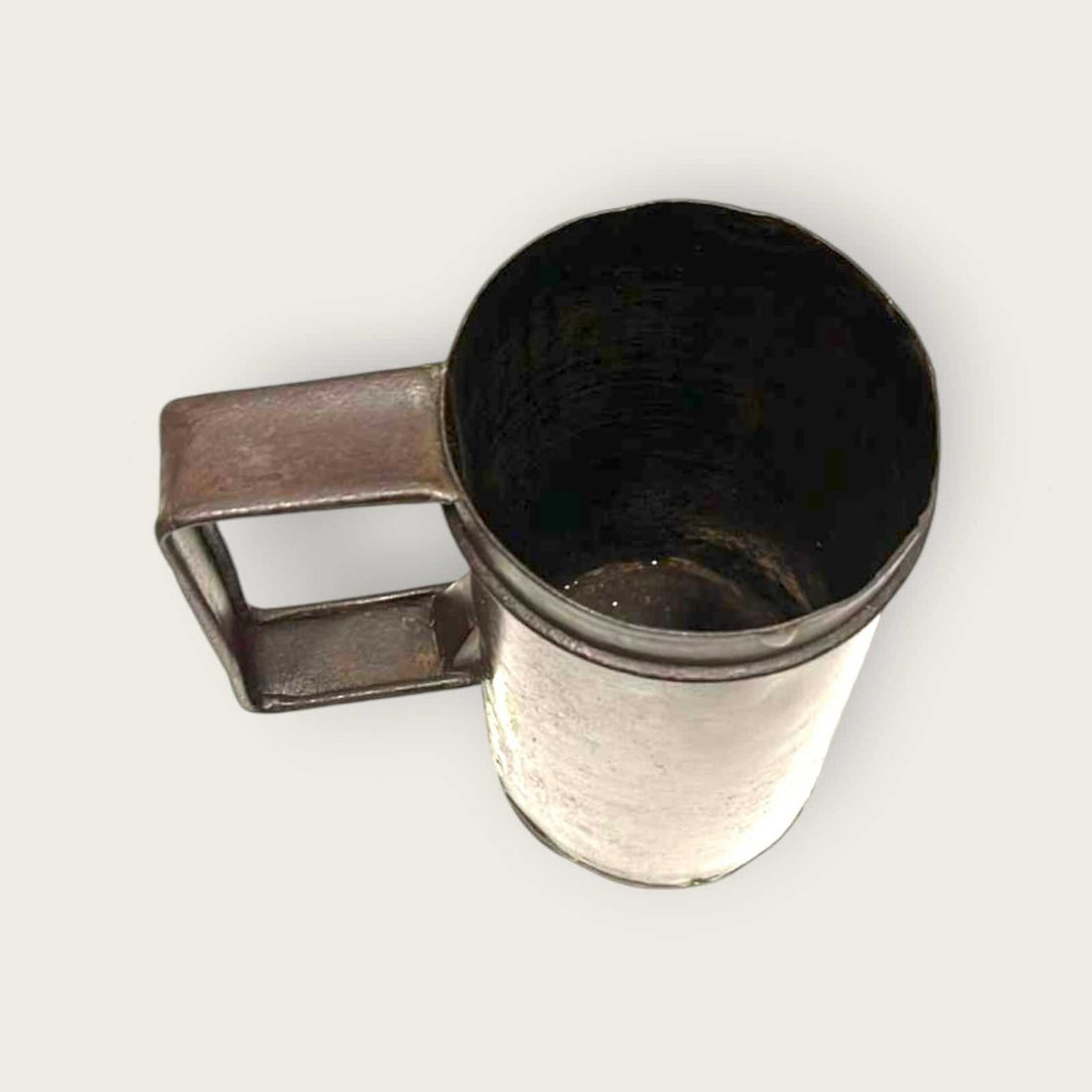 Vaso de medidas antiguo de hierro con acabado rústico, ideal para decoración vintage en cocinas o espacios industriales.