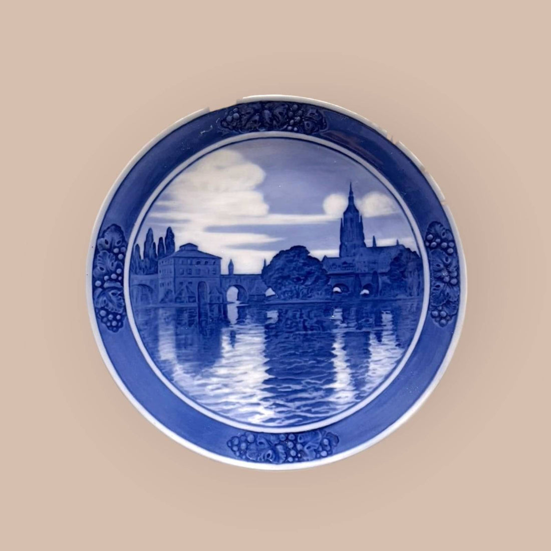 Plato Decorativo Royal Copenhagen - Alte Mainbrücke en porcelana azul y blanca con diseño del Puente Viejo del Meno reflejado en el agua. Ideal para decoración clásica o coleccionistas de piezas danesas.