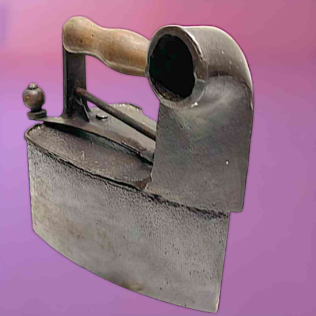 Plancha antigua de carbón con mango de madera en hierro oscuro, ideal para decoración vintage o colección única.