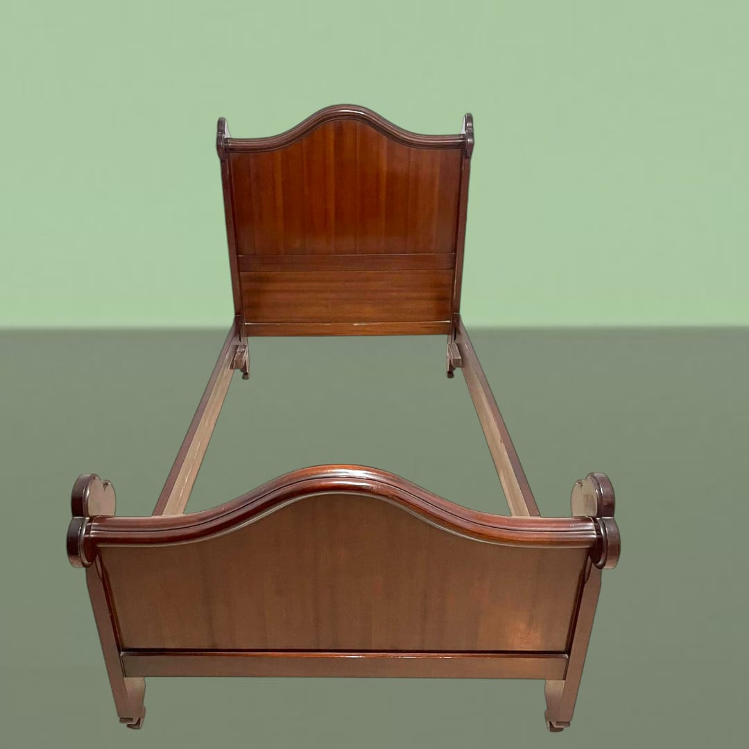 Cama de madera de caoba con diseño clásico y cabecero curvado, ideal para dormitorios elegantes. Resistente y de estilo artesanal.
