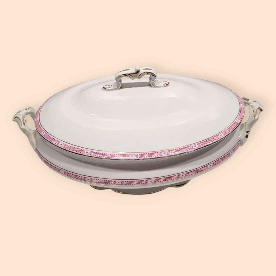 Fuente de porcelana antigua de calidad excepcional para decoración, con asas ornamentadas y detalles en rosa ideal para decoración clásica del hogar.