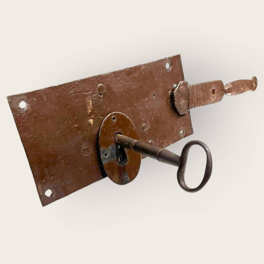 Cerradura de hierro con llave – Seguridad rústica y estilo, ideal para decoración de puertas antiguas en hogar o jardín.