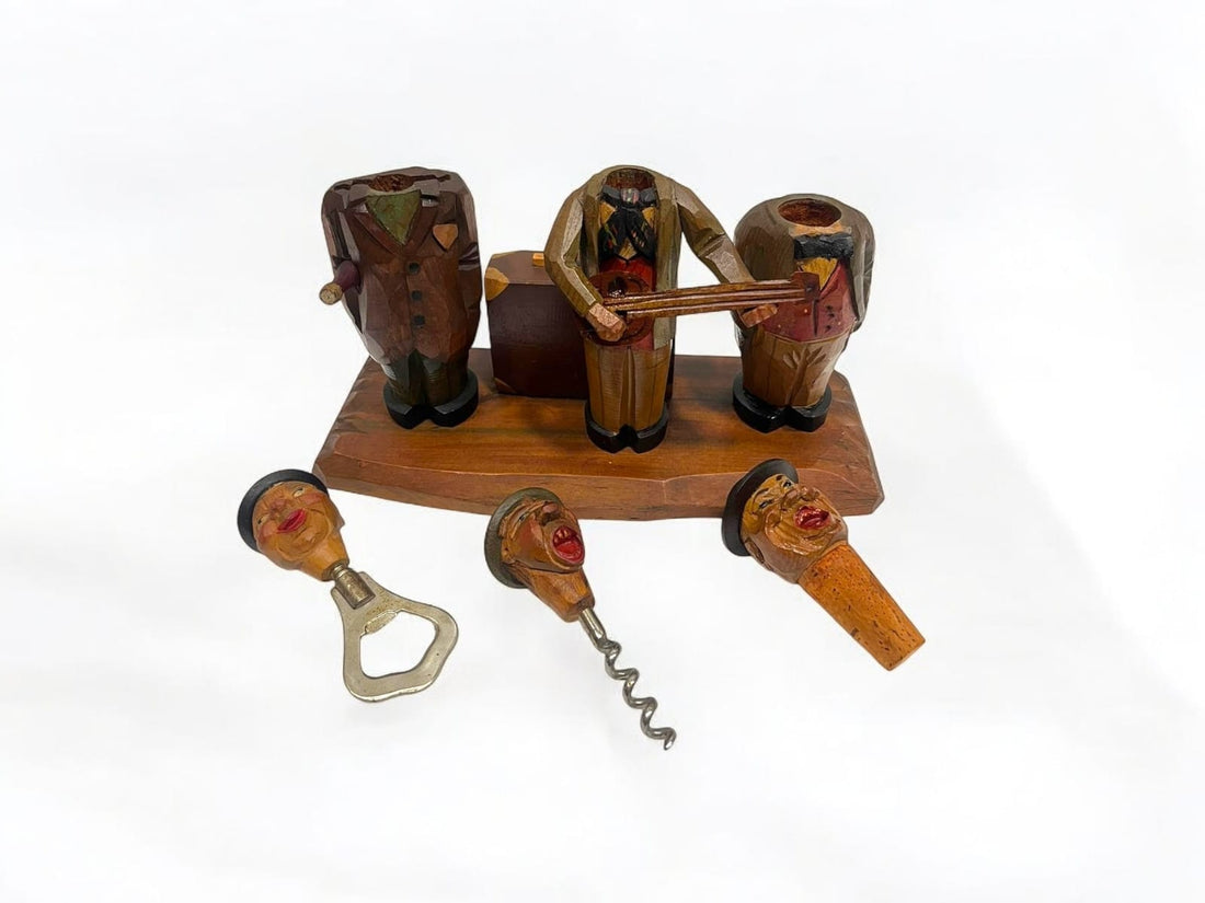 Figura tallada en madera con caja de música y accesorios para vino, incluye sacacorchos, abrebotellas y tapón decorativos.