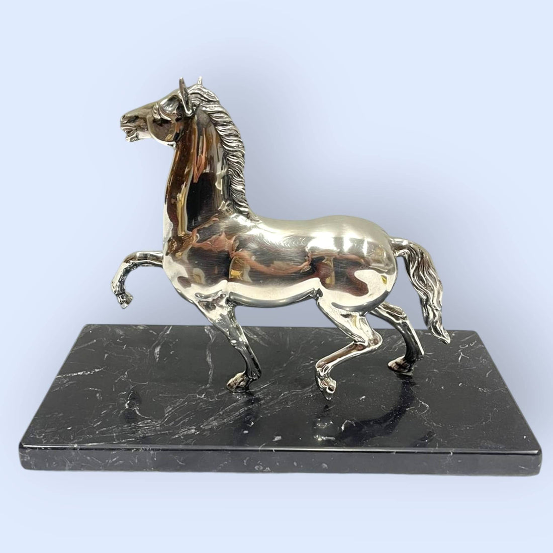 Figura de caballo en plata sobre mármol: elegancia y distinción. Escultura decorativa ideal para interiores sofisticados en Home & Garden > Decor.